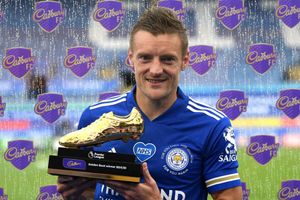 Jamie Vardy signs new three-year Leicester City deal