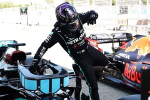 Pole-sitter Hamilton feels the heat in Barcelona