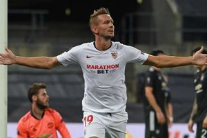 Sevilla 2-1 Manchester United: De Jong fires Sevilla into Europa League final