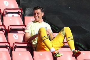 Mesut Ozil wants to stay at Arsenal despite exit rumours