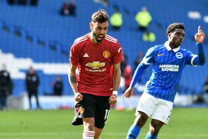 Brighton and Hove Albion 2-3 Manchester United: Fernandes penalty settles astonishing contest