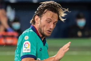 Transfer: Sevilla signs midfielder Rakitic from Barcelona