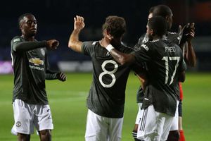 Luton Town 0-3 Manchester United: Henderson makes brilliant late save in EFL Cup win