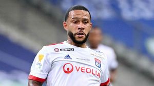 Juninho says Depay in 'strong position' amid Barca interest, Lyon dreaming of Benzema