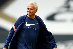 Mourinho sets difficult Tottenham targets as he marks 20 years in management