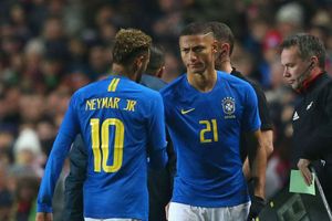 Neymar surprises Richarlison with Everton award