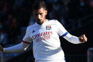 Arsenal target Aouar rejects move to remain at Lyon