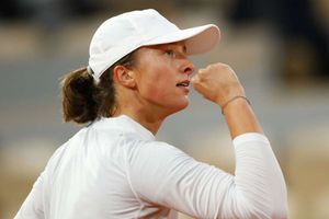 French Open 2020: Imperious teenager Swiatek blows away Halep to reach last eight