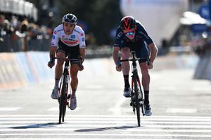 Giro d'Italia: Geoghegan Hart and Hindley face trial of nerves in Sunday finale