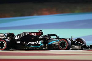 Hamilton sets Sakhir lap record to clinch 98th pole in Bahrain