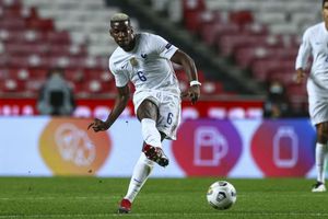 'Magical' France give Pogba respite from Man Utd woes