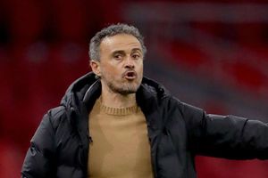 Luis Enrique defends striker-less system after Spain rescue late draw