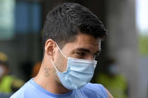Suarez set to miss Barcelona reunion after testing positive for coronavirus