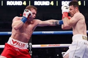 Alvarez dominates Smith to win super-middleweight titles