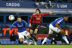Everton 0-2 Manchester United: Cavani magic breaks Goodison hearts