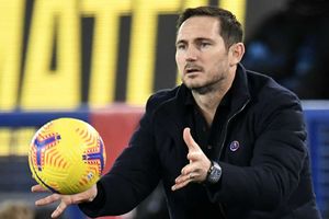 Lampard is showing that he will be a 'top manager', says Cole