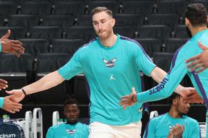 Gordon Hayward suffers fractured finger in second game with Hornets