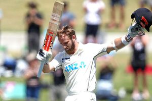 Williamson century puts Black Caps in control as Pakistan stumble in reply