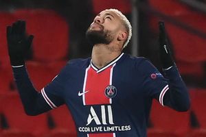 Paris Saint-Germain 5-1 Istanbul Basaksehir: Neymar scores hat-trick as teams unite for anti-racism stand