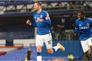 Everton 1-0 Chelsea: Sigurdsson penalty punishes Mendy error