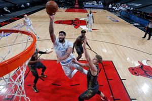 Davis stars as Lakers win on the road again, Nets edge Heat