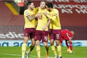 Liverpool 0-1 Burnley: Barnes penalty ends Reds' unbeaten run at Anfield
