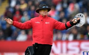 Umpire Bruce Oxenford announces retirement from international cricket