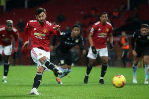 Manchester United 2-1 Aston Villa: Fernandes sends Red Devils level with leaders Liverpool