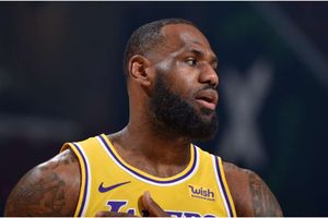 LeBron James inspired by Tom Brady, mom's cooking and excitable Cavs executive in memorable homecoming