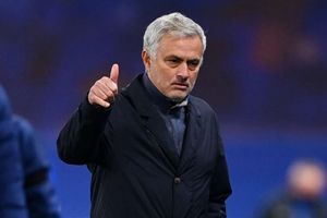 'Amazing' Liverpool still in the title race, says Spurs boss Mourinho