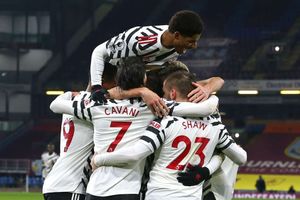 Manchester United out to equal record set by treble-winning side in Fulham trip