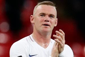 Wayne Rooney leaves from the pitch to the dug out