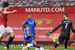 Manchester United 3-3 Everton: Last-ditch Calvert-Lewin leveller stuns Solskjaer's side