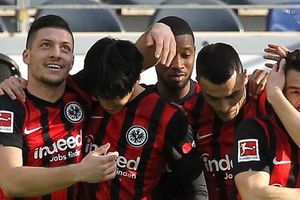 Eintracht Frankfurt 2-1 Bayern Munich: Younes the inspiration as champions' grip on top spot is loosened
