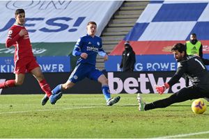 Premier League: Leicester City 3-1 Liverpool: Foxes profit as stumbling champions suffer collapse