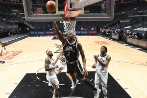 Clippers end Jazz's winning streak, Embiid and Murray star