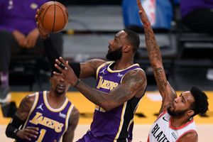 LeBron helps Lakers snap losing streak, Butler stars as Heat beat Jazz