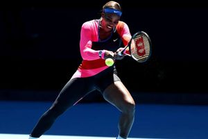 Australian Open: Serena powers past Stojanovic