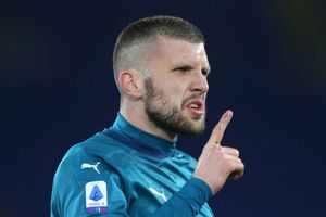 Roma 1-2 Milan: Rebic winner as Rossoneri close the gap