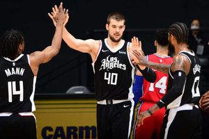 Clippers snap 76ers' winning streak, Jazz stay hot as Spurs coach Popovich joins exclusive club