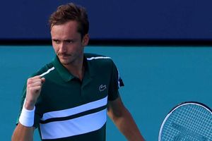Miami Open: Medvedev survives cramps and serious scare in Miami, Auger-Aliassime falls