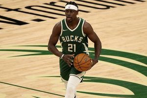 Holiday signs four-year, $160m contract extension with Giannis' Bucks