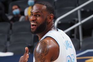 LeBron James looks 'like his old self' in Lakers return