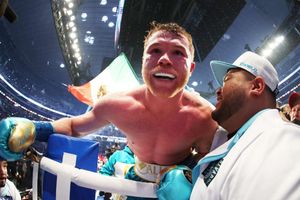 Canelo in heated row with Andrade after stopping Saunders
