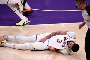 NBA playoffs 2021: Lakers' Davis questionable for Game 5 against Suns