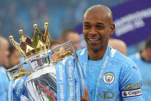 Captain Fernandinho signs new Manchester City deal