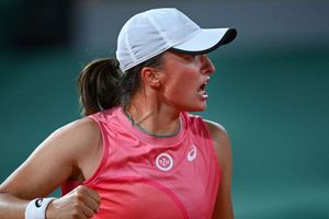 French Open: Firm favourite Swiatek fends off Kostyuk to reach quarter-finals