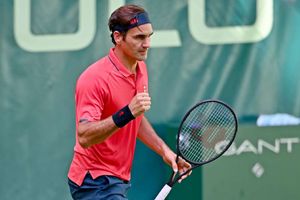 Federer battles through Halle opener, Sinner stunned at Queen's