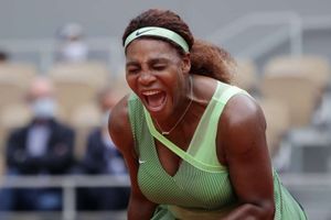 French Open: Williams sees off Collins with fierce second-set fightback