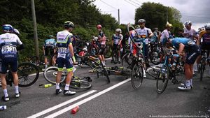 Police arrest Tour de France fan for pile-up